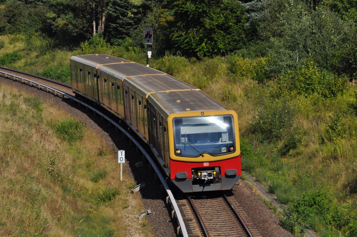 BR 481 der S-Bahn Berlin unterwegs auf der Linie S25 nach Teltow. Aufgenommen am 16.08.2013 kurz vor Teltow.