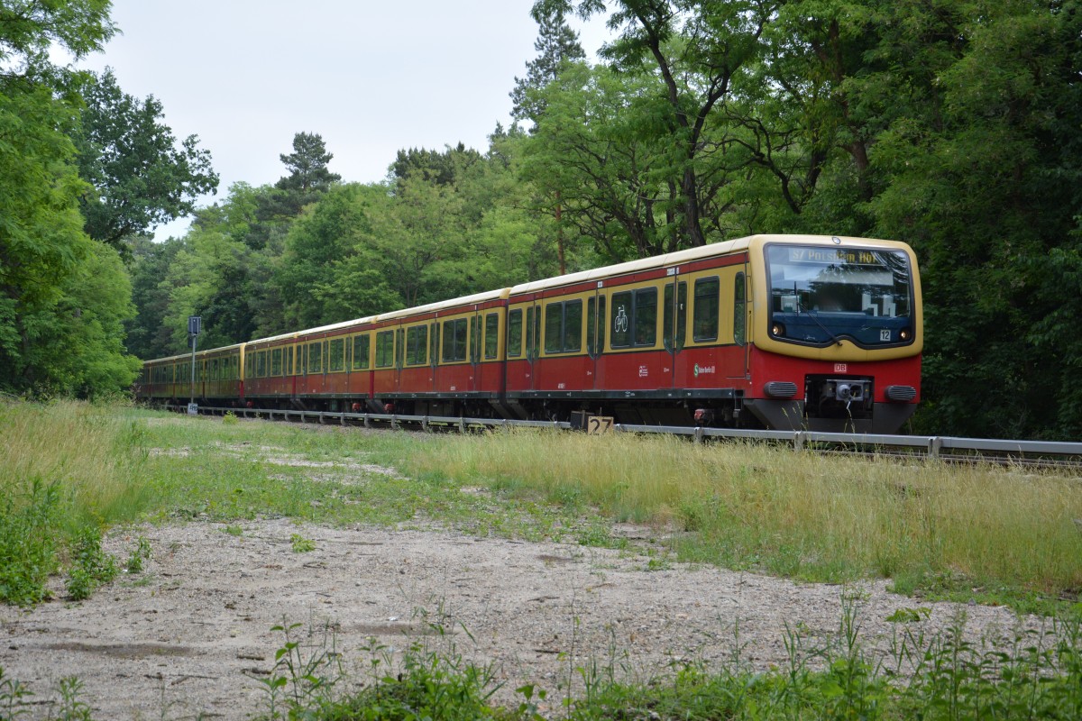BR 481 der S-Bahn Berlin unterwegs zwischen Berlin und Brandenburg. Nächste Station: Potsdam Griebnitzsee. 