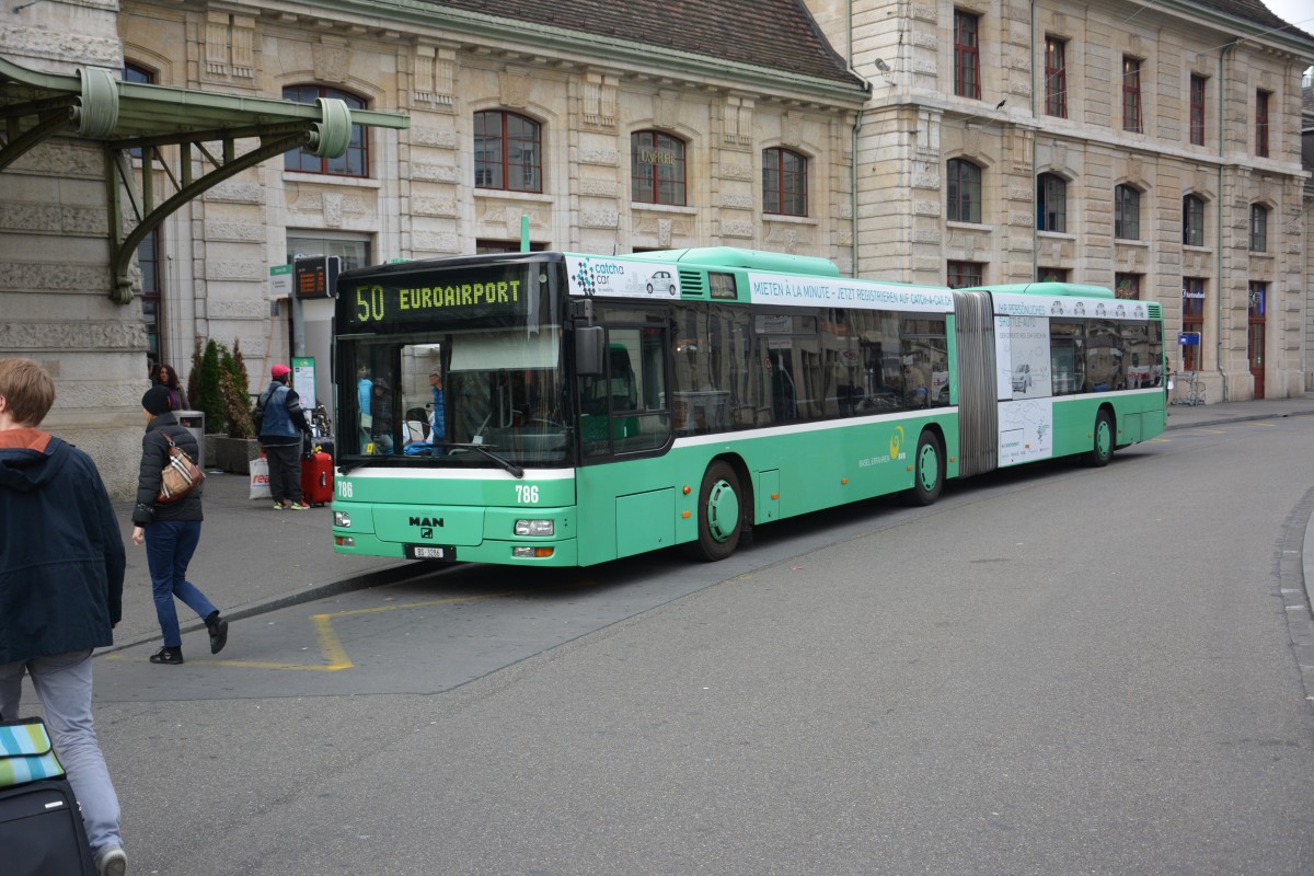 BS-3286 ist am 13.10.2015 eingesetzt auf der Linie 50 zum EuroAiport. Aufgenommen wurde ein MAN Niederflur-Glenkbus / Bahnhof Basel SBB. 