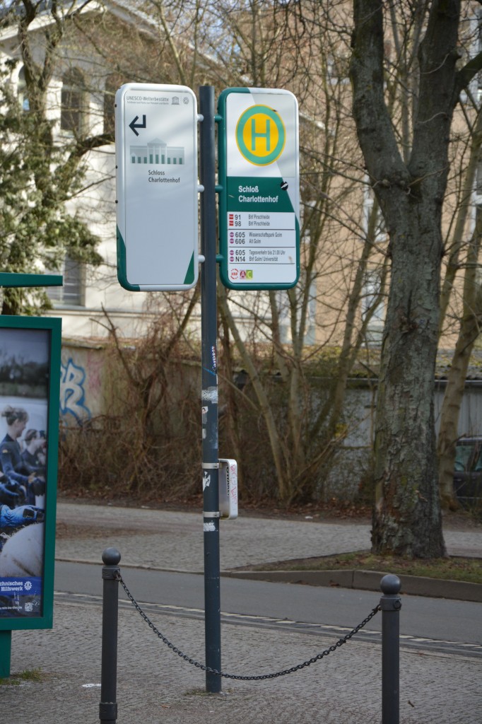Bus und Straßenbahnhaltestelle Potsdam, Schloß Charlottenhof. Aufgenommen am 08.02.2015.