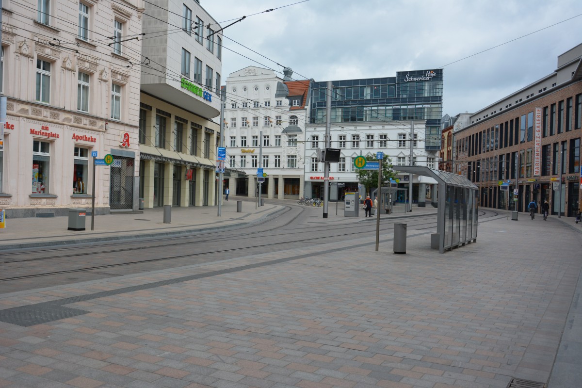Bus und Straenbahnhaltestelle Schwerin Marienplatz. Aufgenommen am 01.06.2014.