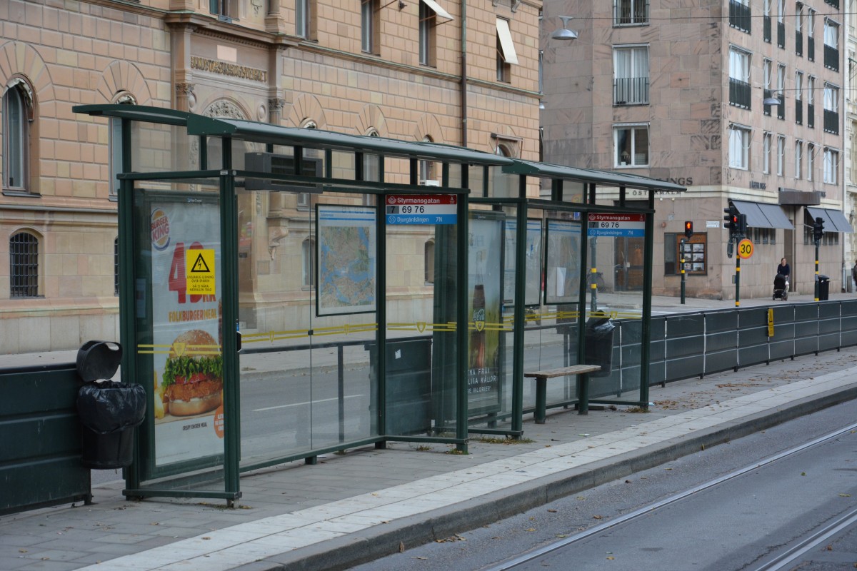 Bus und Straßenbahnhaltestelle Stockholm Styrmansgatan am 16.09.2014.