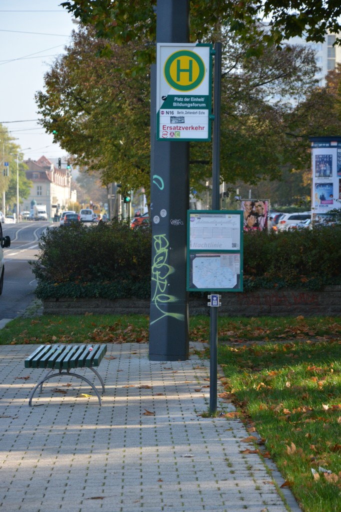 Bushaltestelle , Potsdam Platz der Einheit/Bildungsforum. Aufgenommen am 27.10.2014.