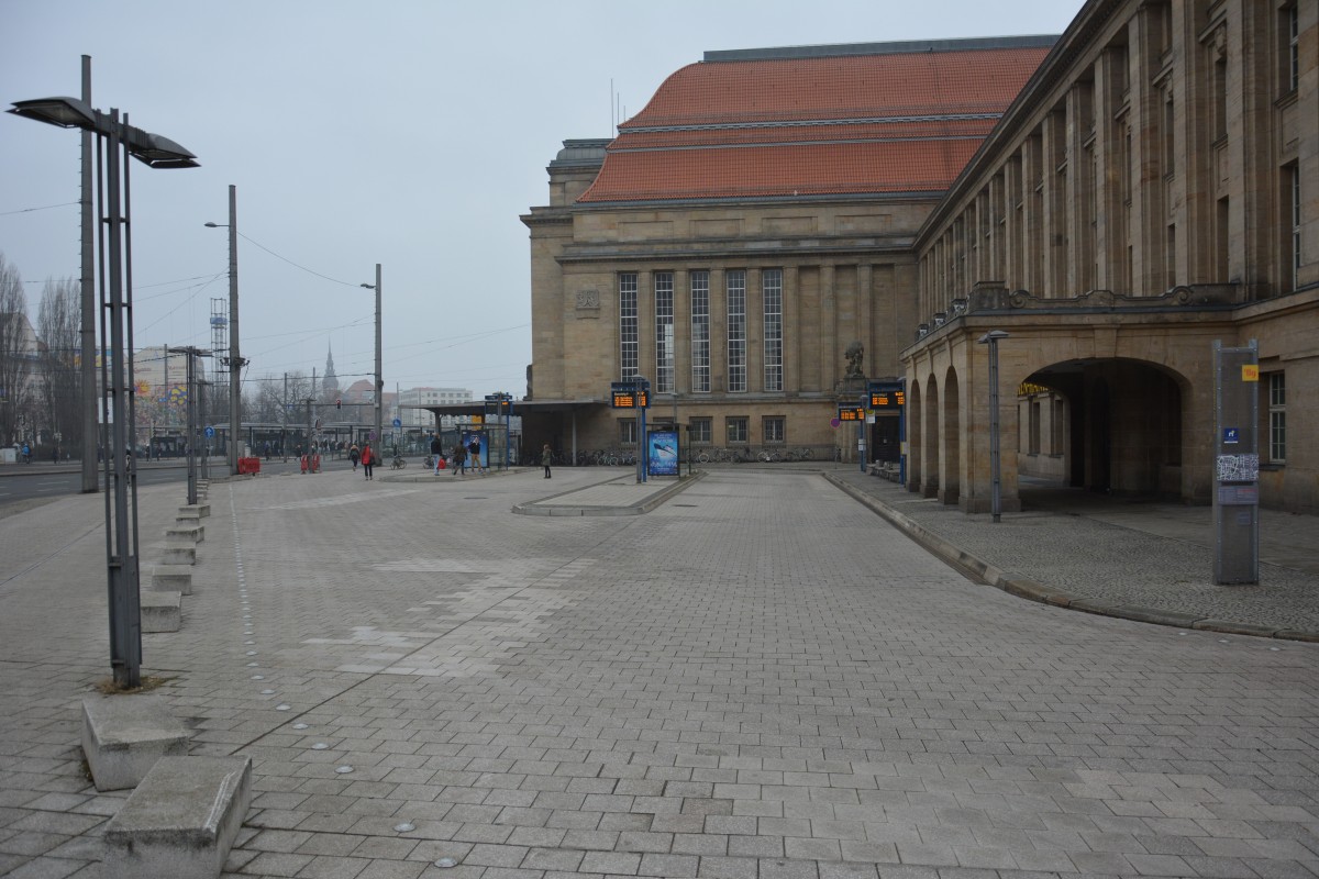Bushaltestelle am Hauptbahnhof in Leipzig. Aufgenommen am 18.02.2015.