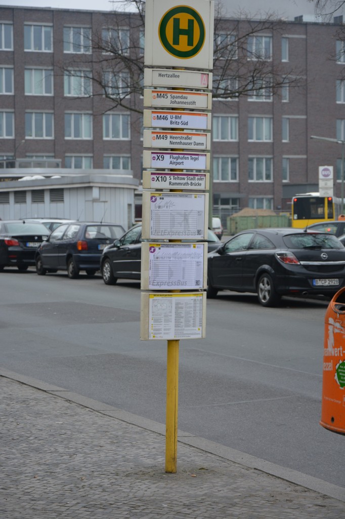 Bushaltestelle Berlin Hertzallee. Aufgenommen am 21.03.2015.