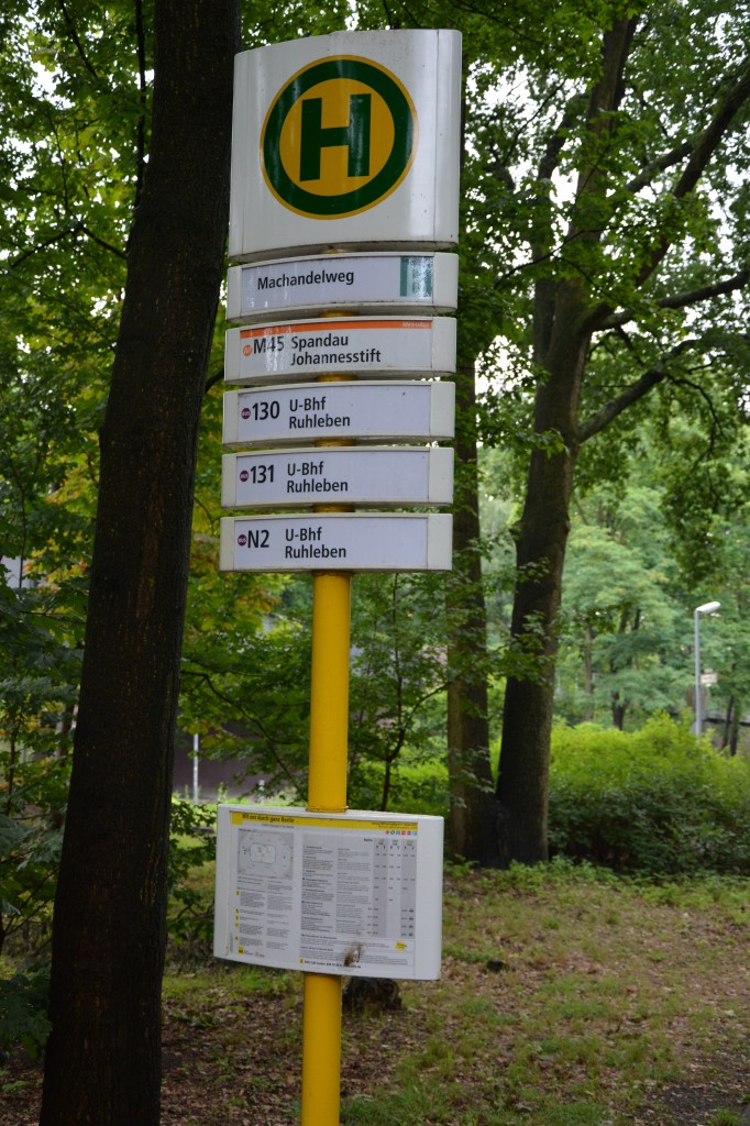 Bushaltestelle, Berlin Machandelweg. Aufgenommen am 19.07.2015.