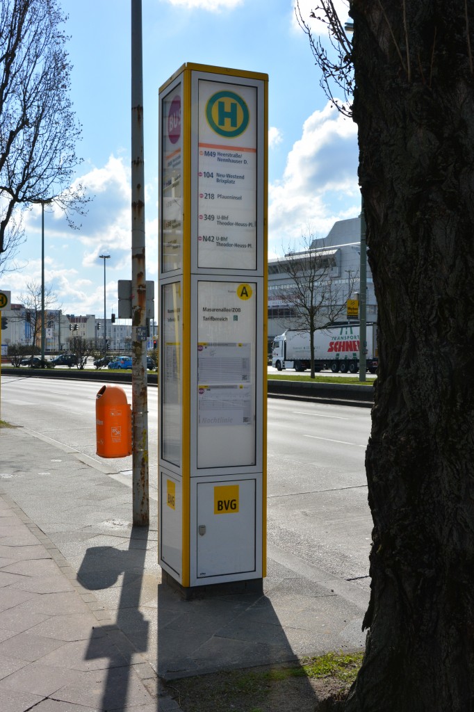 Bushaltestelle, Berlin Masurenallee/ZOB. Aufgenommen am 06.04.2015. 