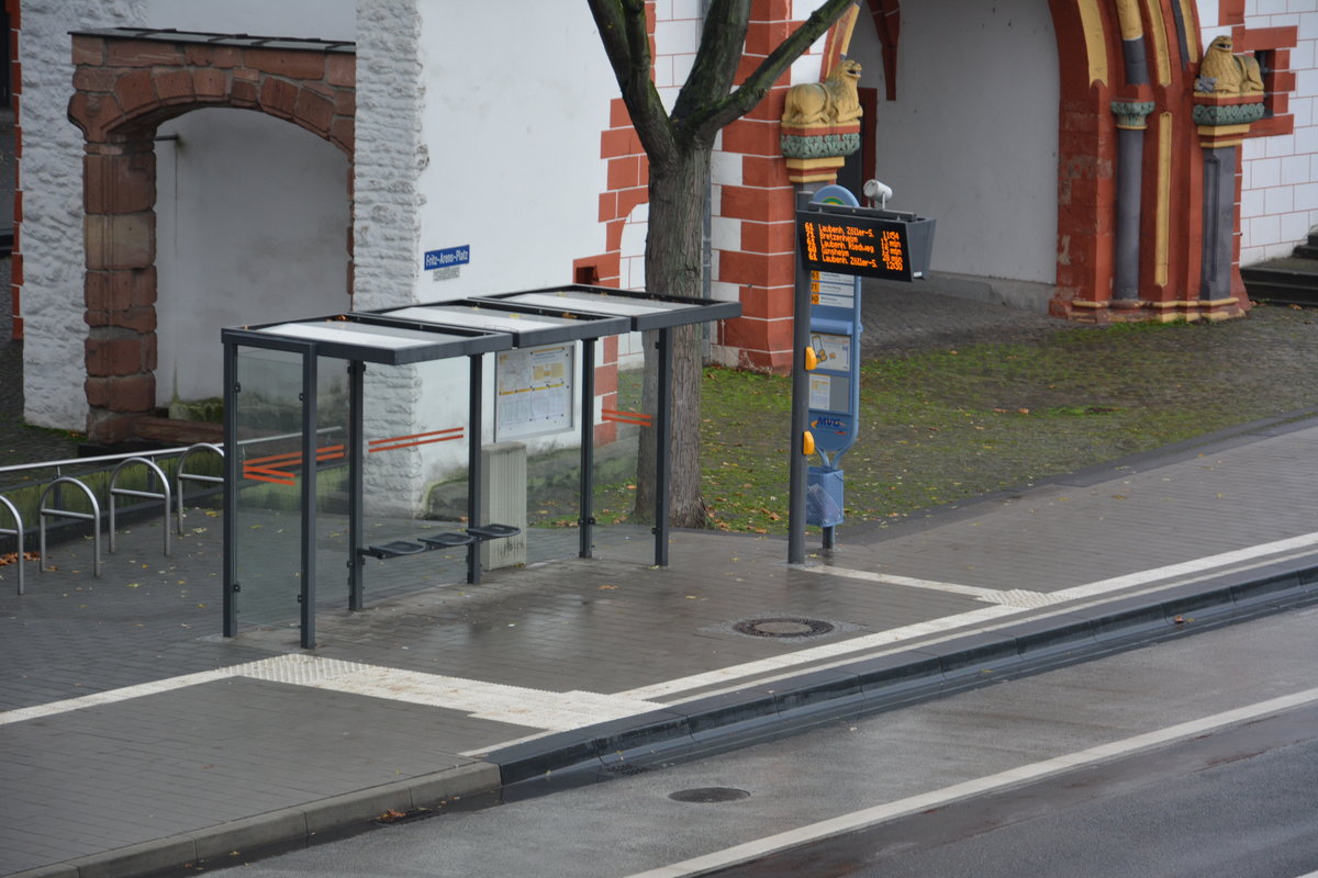 Bushaltestelle, Mainz Rheingoldhalle / Rathaus. Aufgenommen am 04.12.2015.
