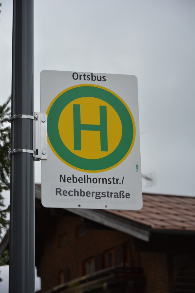 Bushaltestelle, Oberstdorf Nebelhornstraße / Rechbergstraße. Aufgenommen am 11.10.2015.
