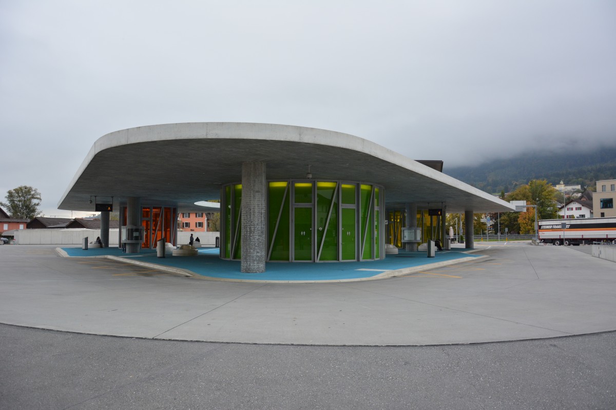 Bushaltestelle, Schaan-Vaduz Bahnhof, Busbahnhof. Aufgenommen am 09.10.2015.