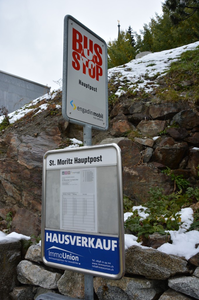 Bushaltestelle, St. Moritz Hauptpost. Aufgenommen am 15.10.2015.