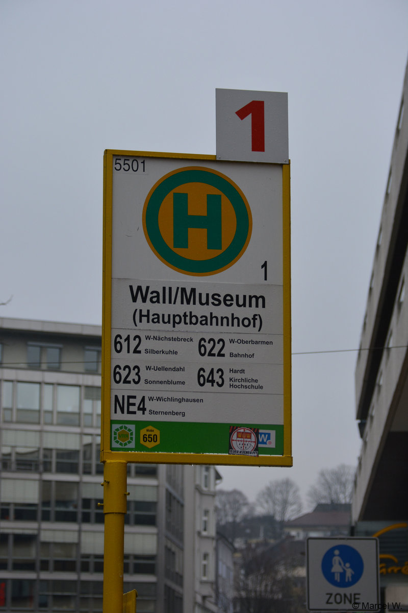 Bushaltestelle, Wuppertal Wall/Museum (Hauptbahnhof). Aufgenommen am 10.02.2018.