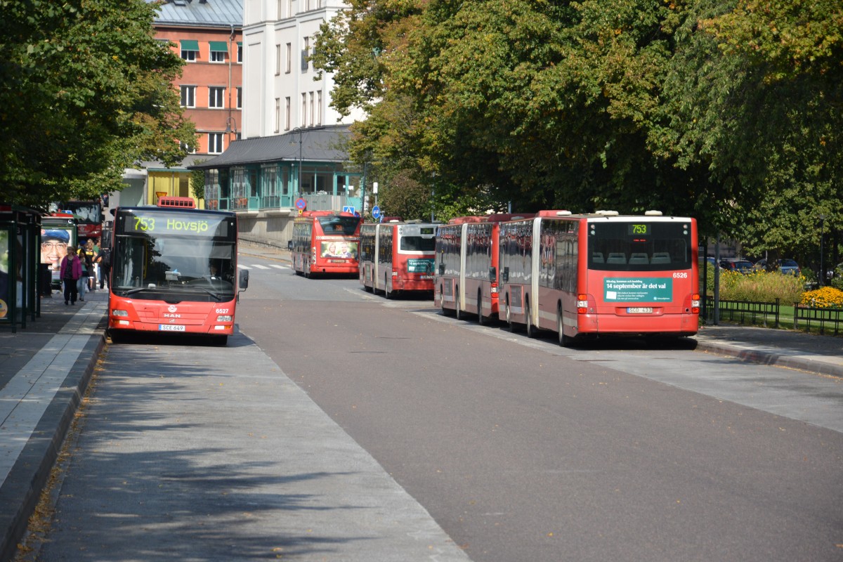 Bushaltestellen am Bahnhof Södertälje. Aufgenommen am 13.09.2014.