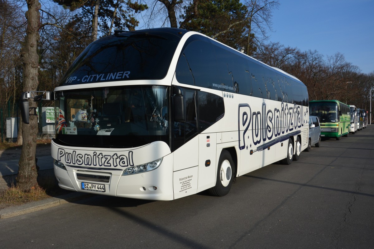 BZ-PY 444 (Neoplan Cityliner) steht am 18.01.2015 in Berlin, Olympischer Platz.