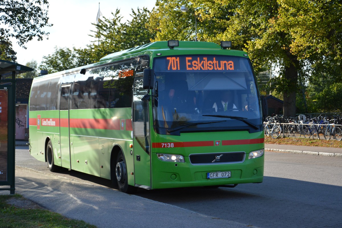 CFR 072 (Volvo 9700) auf der Linie 701 nach Eskilstuna am 16.09.2014 Bahnhof Nykping.