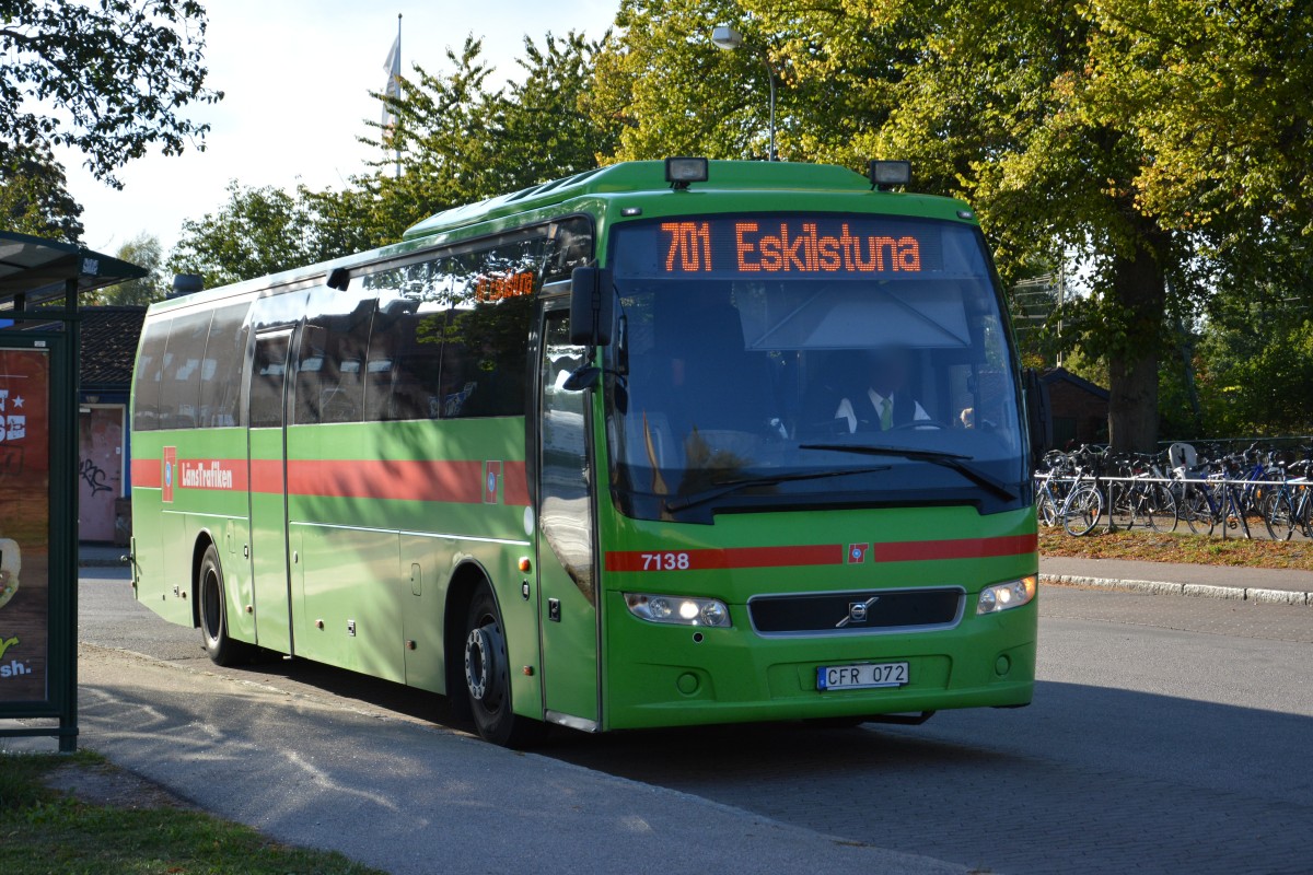 CFR 072 (Volvo 9700) auf der Linie 701 nach Eskilstuna am 16.09.2014 Bahnhof Nykping.