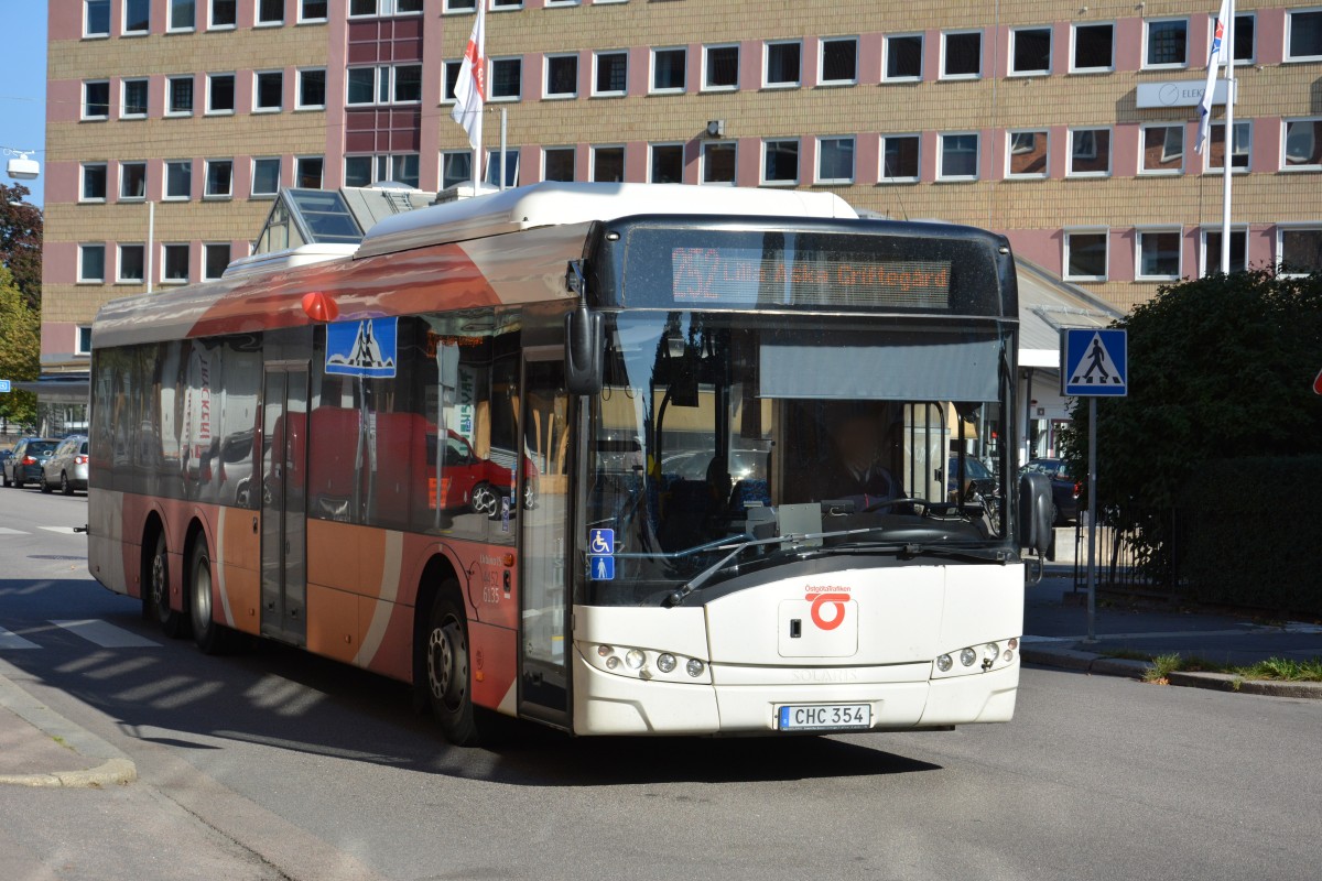 CHC 354 auf der Überlandlinie 252 in Linköping am 11.09.2014.