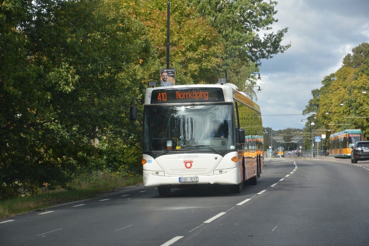 COE 617 fährt am 09.09.2014 auf der Überlandlinie 410 zum Bahnhof Norrköping.