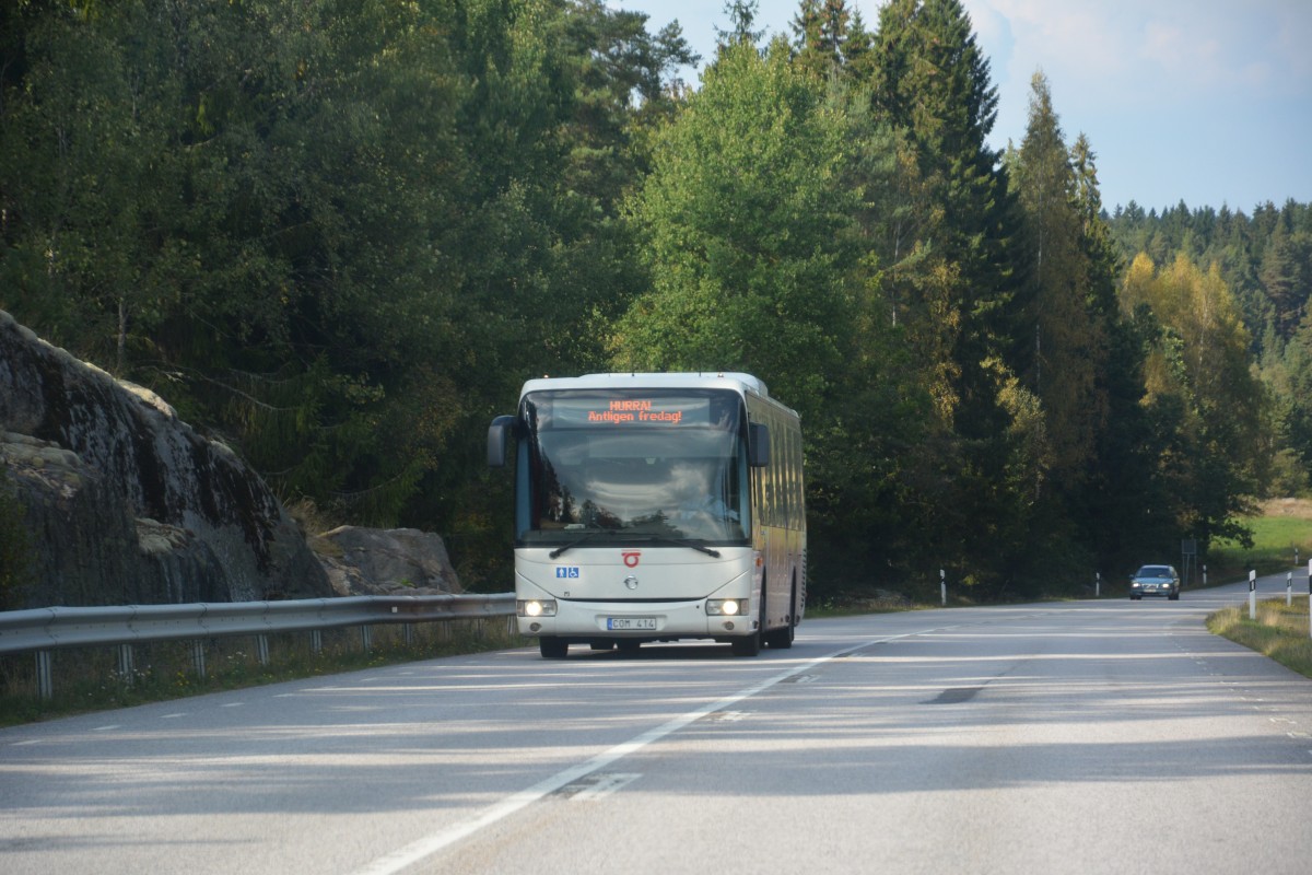 COM 414 auf dem Weg Richtung Kisa mit der Anzeige  Hurra endlich Freitag. Aufgenommen am 12.09.2014.