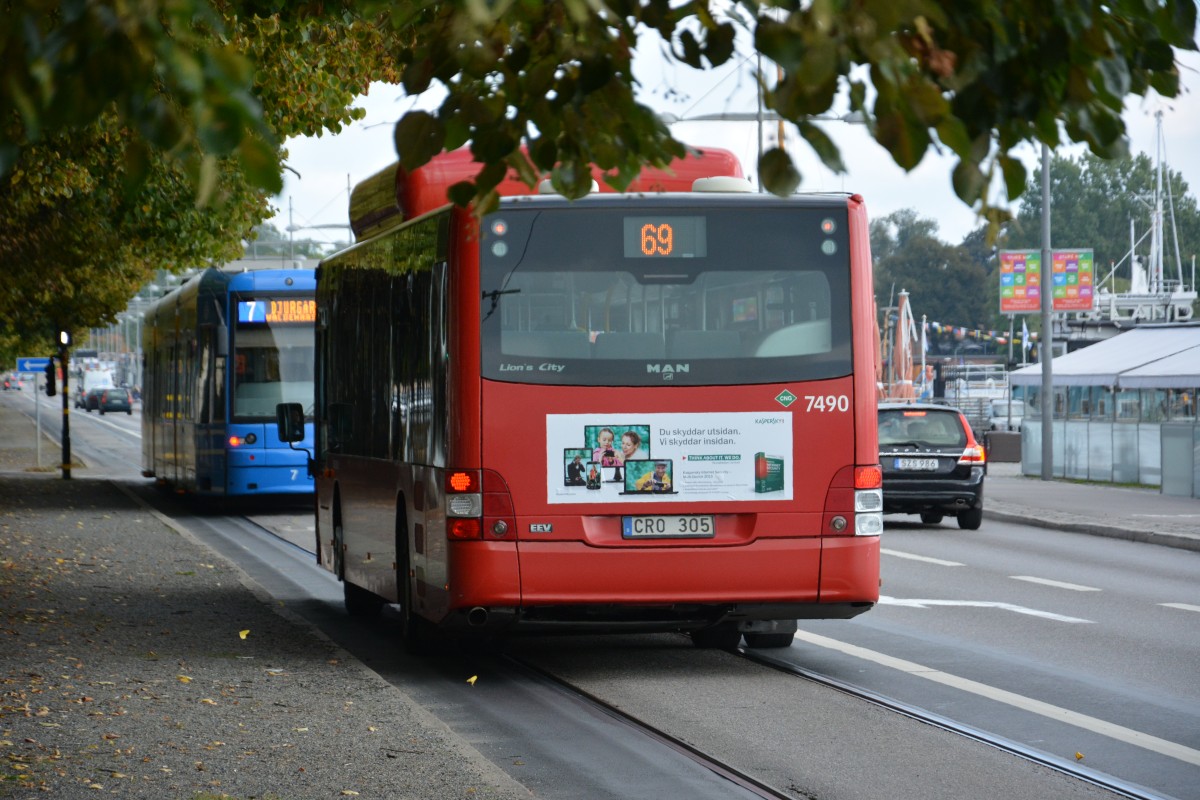 CRO 305 (MAN Lion's City) fhrt am 16.09.2014 auf der Linie 69. Aufgenommen Strandvgen Stockholm.