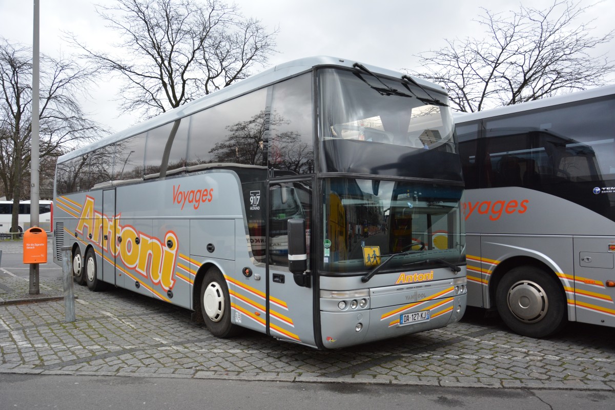 DA-127-KJ steht am 01.04.2015 auf dem Hardenbergplatz in Berlin. Aufgenommen wurde ein VanHool 917 Altano. 