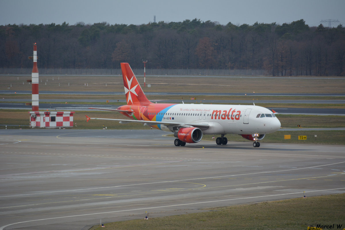 Datum: 23.12.2018

Von: MLA - Luqa

Nach: TXL - Berlin

Flugnummer: KM-376

Flugzeug: Airbus A320-214

Registration: 9H-AEP

Airline: Air Malta

Aufnahmeort: Berlin Tegel