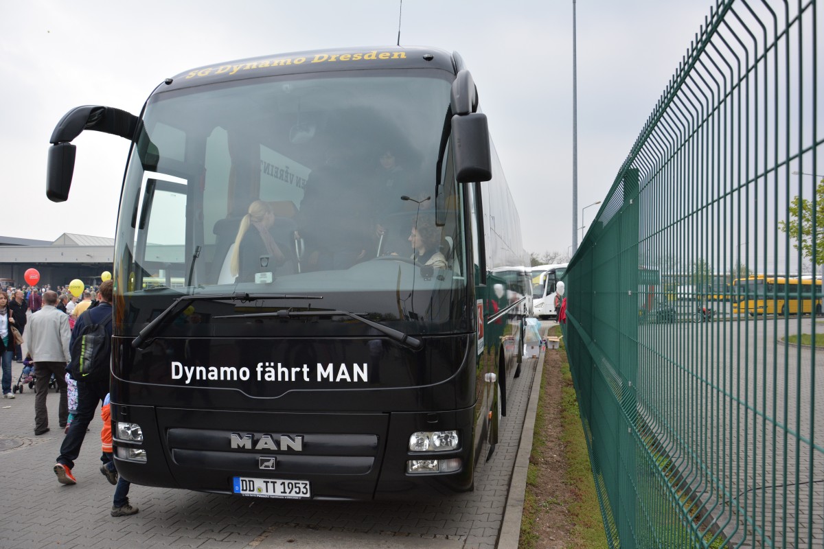 DD-TT 1953 steht am 06.04.2014 auf dem Betriebshof in Dresden Gruna. Aufgenommen wurde ein MAN Lion's Coach, Dynamo Dresden.