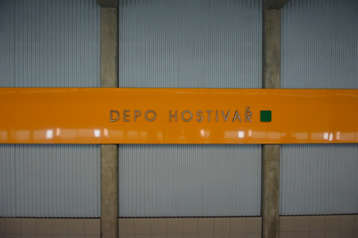 Depo Hostivař Stationsschild. Aufgenommen am 16.07.2014.