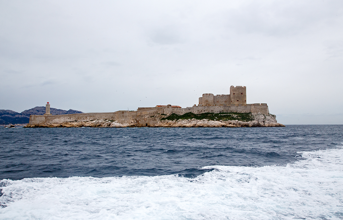 Der Blick von der Henri-Jacques Espérandieu eine der Touristen-Fähren, zwischen dem alten Hafen Marseille (le Vieux-Port de Marseille) und den Frioul Inseln am 25.03.2015 auf die Île d’If.

Die Île d’If eine Felseninsel gehört zur Gruppe der Frioul-Inseln, ist etwa 280 Meter lang und bis 80 Meter breit. Mit dem weltbekannten Château d’If, eine Festung und ein ehemaliges Gefängnis. Ihre Berühmtheit verdankt die Festung dem Schriftsteller Alexandre Dumas, der einen Teil der Handlung seines 1844 erschienenen Romans Le Comte de Monte-Cristo (Der Graf von Monte Christo) auf der Insel ansiedelt.
