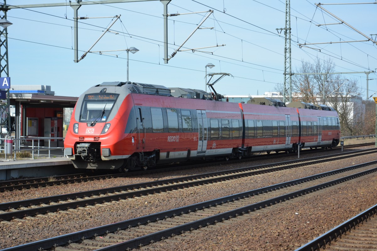 Der Zugteil aus Wustermark (RB 18669 / 442 624) kommt nun in Potsdam Golm an. Zusammen mit der RB 28817 (aus Königs Wusterhausen) geht es zum Hauptbahnhof Potsdam.