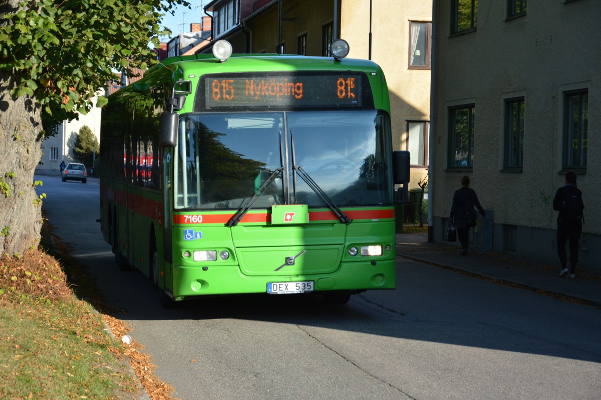 DEX 535 auf der Linie 815 am Bahnhof Nykping am 16.09.2014. Zu sehen ist ein Volvo 8500.