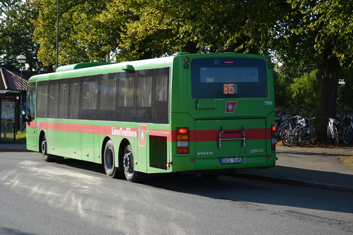 DEX 535 auf der Linie 815 am Bahnhof Nykping am 16.09.2014. Zu sehen ist ein Volvo 8500.

