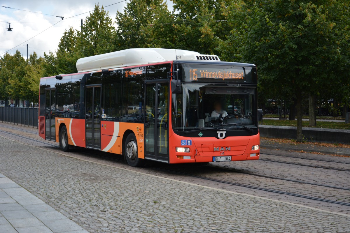 DHF 164 fhrt am 09.09.2014 auf der Linie 115. Aufgenommen am Hauptbahnhof Norrkping.