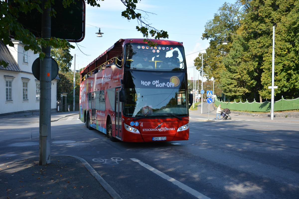 DHX 073 (Volvo UNVI B9TL) auf Stadtrundfahrt am 18.09.2014 Stockholm Djurgrdsvgen.
