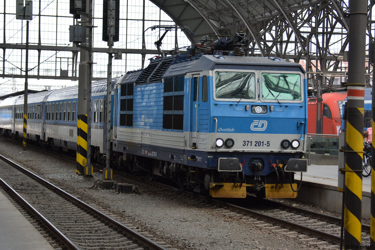 Die BR 371 (371 201-5) fährt am 25.08.2018 in den Hauptbahnhof Prag ein. 