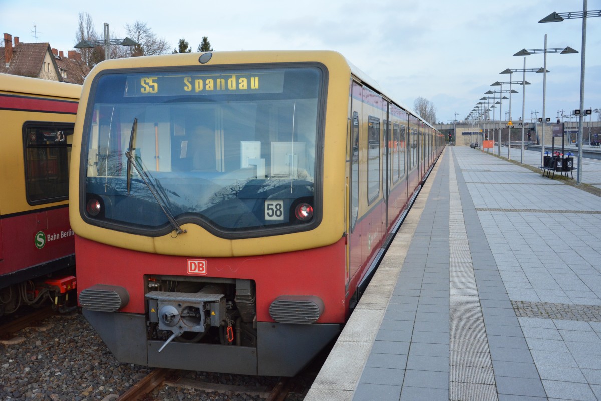 Diese Berliner S-Bahn (BR 481) steht am 18.01.2015 abgestellt an der Station Berlin-Olympiastadion.
