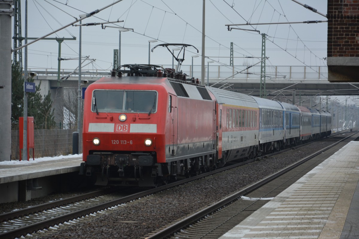 Diese BR 120 (120 113-6) zieht am 06.02.2015 den EuroCity 178 aus Prag. Nächster Halt in circa 10 Minuten Berlin Südkreuz. Aufgenommen bei der Durchfahrt Großbeeren.
