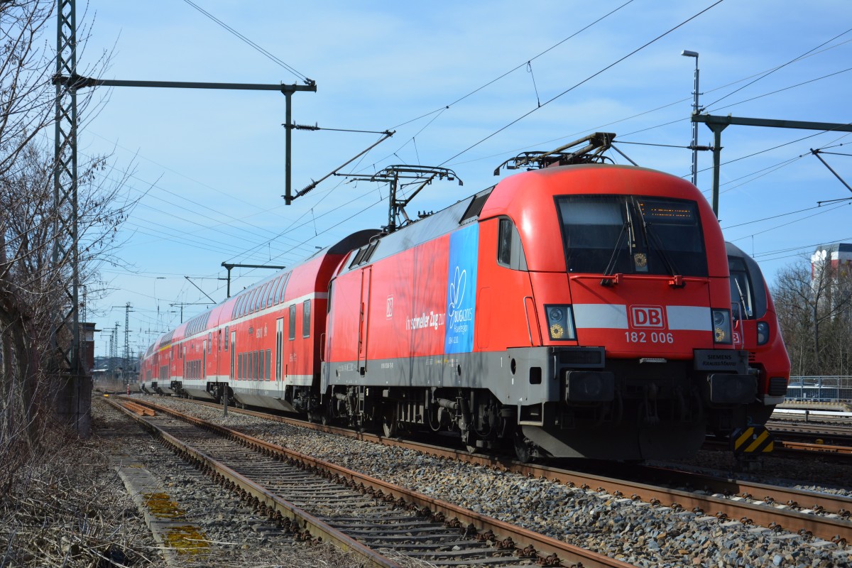 Diese BR 182 (182 006) zieht am 22.03.2015 den RE 18117 (RE 1) nach Frankfurt an der Oder. Aufgenommen zwischen Potsdam Hauptbahnhof und Potsdam Babelsberg. 