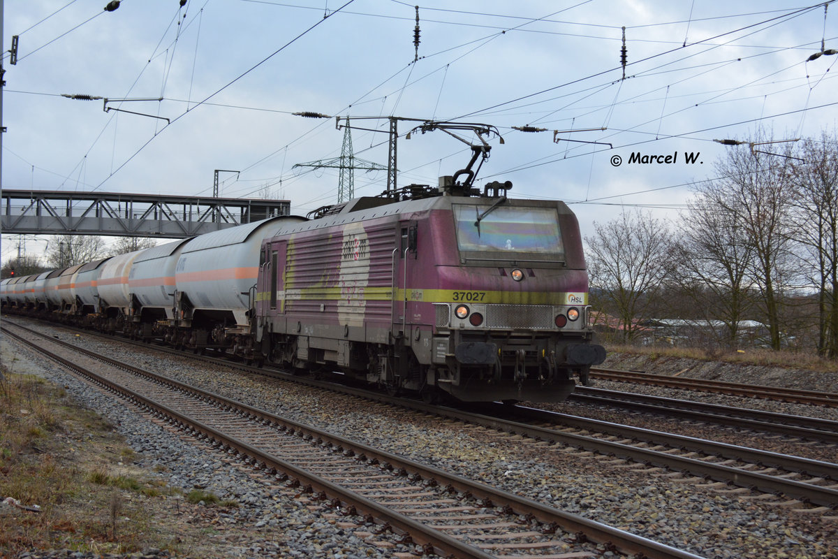 Diese Französische E-Lok  Akiem 37027  zieht am 11.12.2016 einen Güterzug in Richtung Ludwigsfelde. Aufgenommen im Bahnhof Saarmund. 