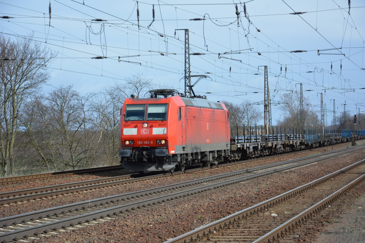 Diese Lok BR 185 (91 80 6185 193 - 0) zieht am 01.04.2015 einen Güterzug Richtung Seddin. Aufgenommen am Bahnhof Saarmund. 