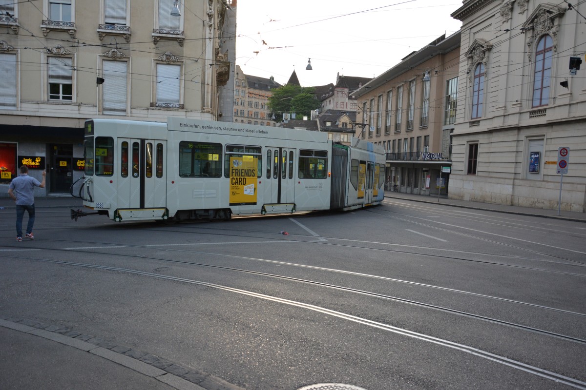 Diese Schindler Guggummere  327  fährt am 07.06.2015 auf der Linie 16. Aufgenommen an der Theaterstrasse in Basel. 
