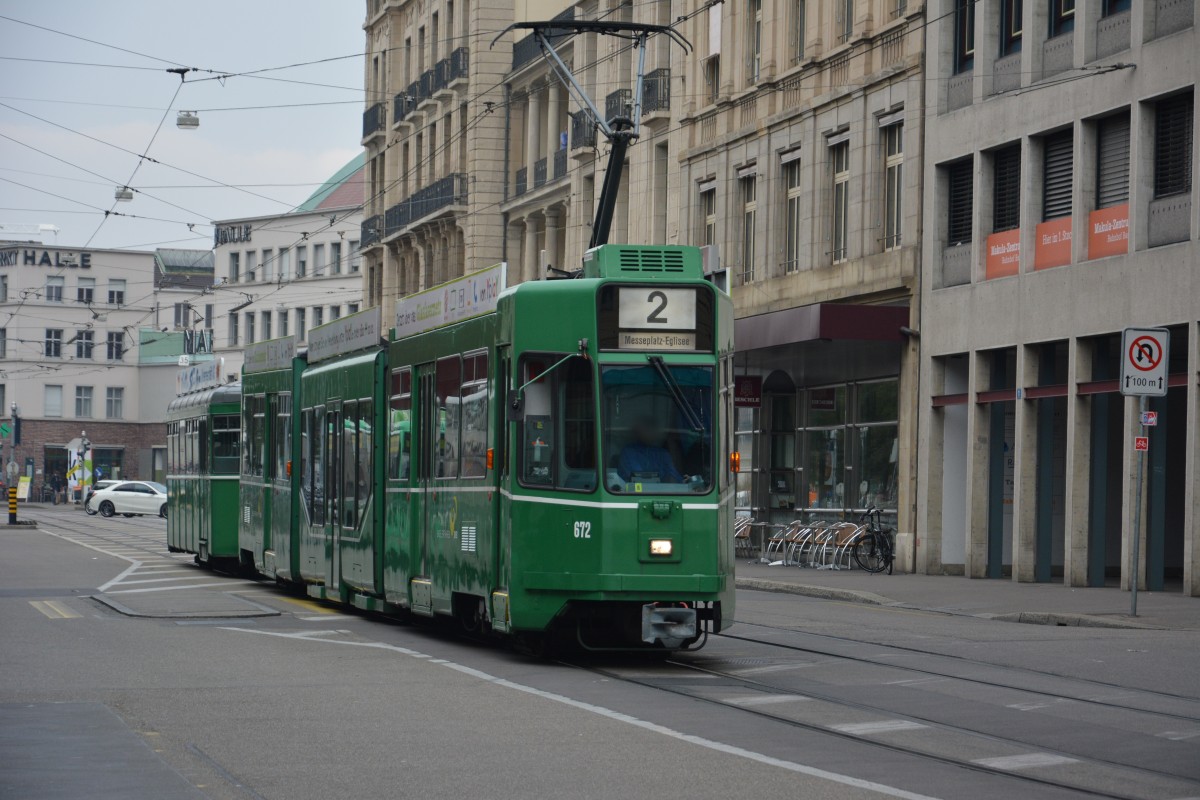 Diese Schindler - Guggummere  672  fährt am 13.10.2015 auf der Linie 2. Aufgenommen am Bahnhof SBB in Basel.