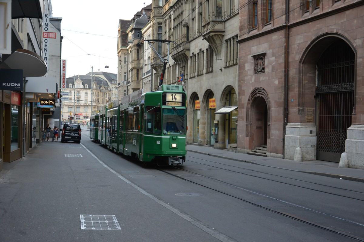 Diese Schindler Guggummere mit der Nummer  682  fährt am 07.06.2015 auf der Linie 14. Aufgenommen am Marktplatz in Basel.
