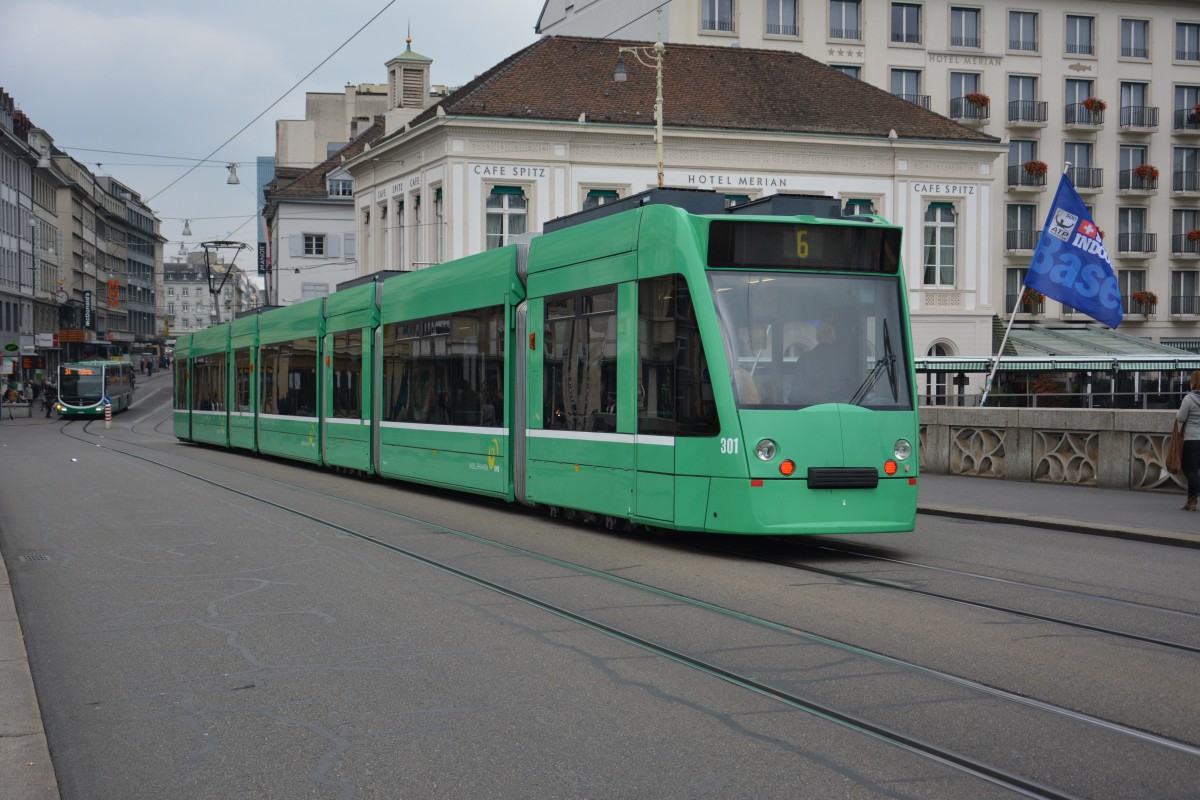 Diese Siemens Combino  301  fährt am 13.10.2015 durch Basel. Aufgenommen in Basel Mittlere Brücke.
