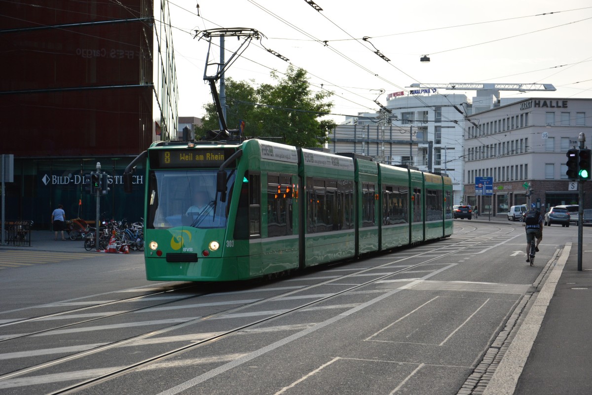Diese Siemens Combino  303  fährt am 07.06.2015 auf der Linie 8 nach Weil am Rhein. Aufgenommen am Bahnhof Basel SBB.