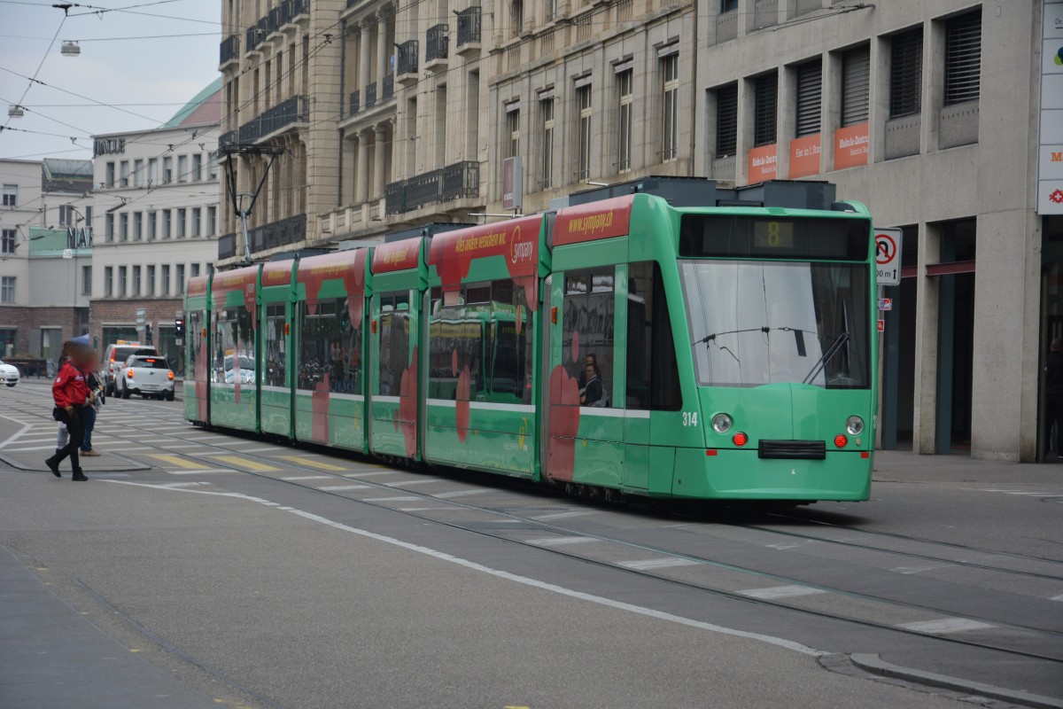 Diese Siemens Combino  314  fährt am 13.10.2015 auf der Linie 8. Aufgenommen am Bahnhof SBB in Basel.
