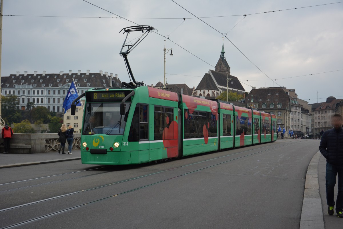 Diese Siemens Combino  314  fährt am 13.10.2015 durch Basel. Aufgenommen in Basel Mittlere Brücke.
