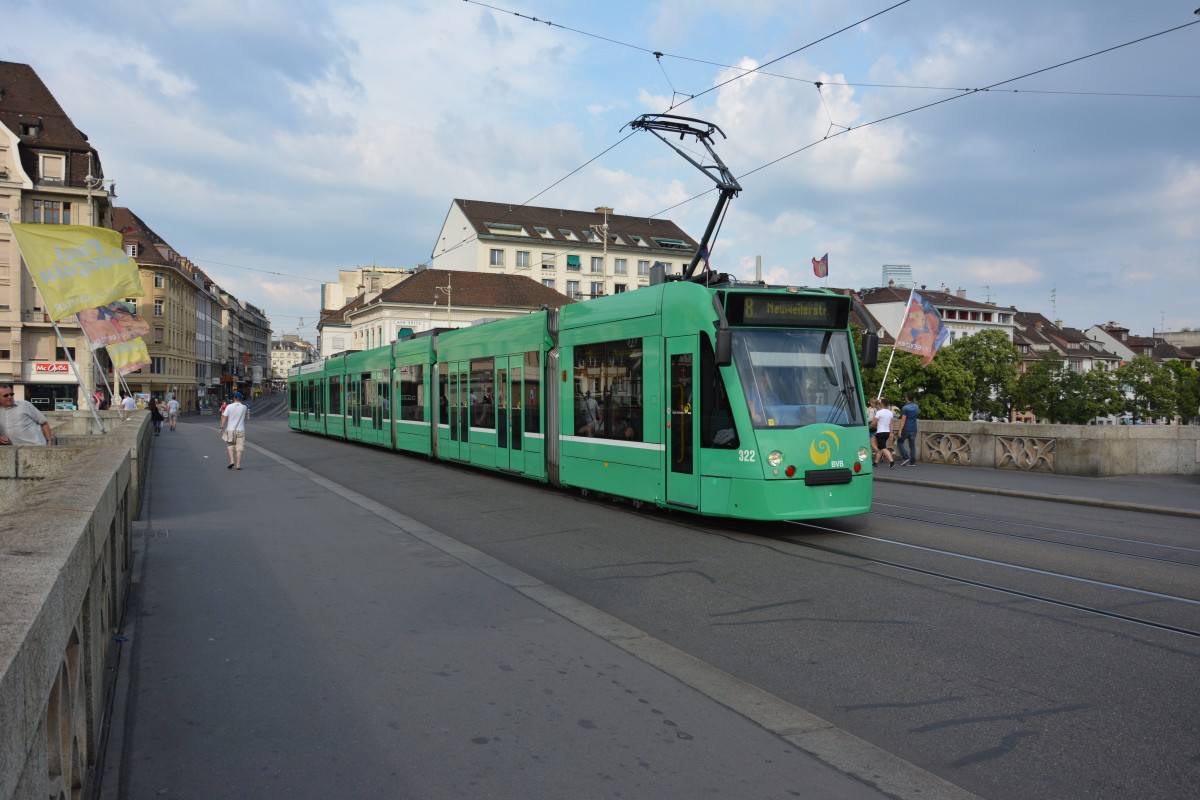 Diese Siemens Combino  322  fährt am 07.06.2015 auf der Linie 8 zur Neuweilerstrasse. Aufgenommen an der Mittlere Brücke in Basel. 
