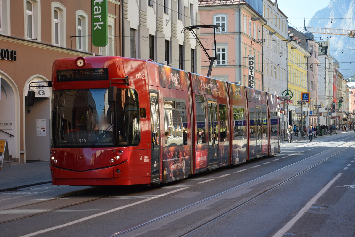 Diese Straßenbahn von Bombardier  315  fährt am 12.10.2015 durch Innsbruck auf der Linie 1. 