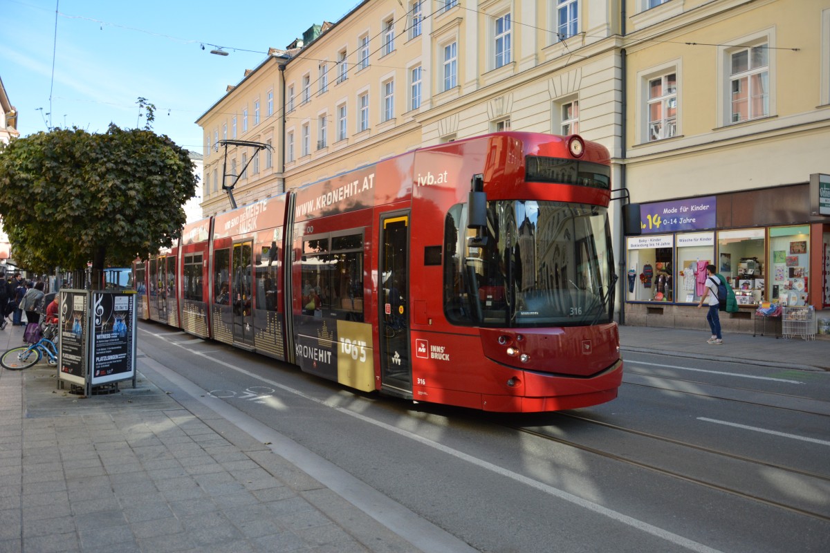 Diese Straßenbahn von Bombardier  316  fährt am 12.10.2015 durch Innsbruck auf der Linie 1. 